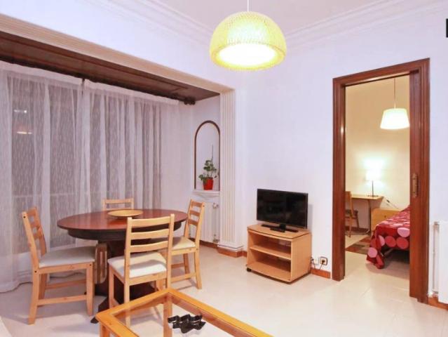 Furnished room in 3 bedroom apartment with wi fi, Eixample