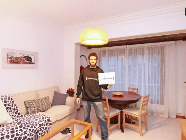 Furnished room in 3 bedroom apartment with wi fi, Eixample