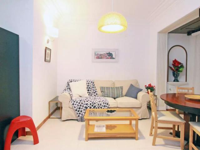 Furnished room in 3 bedroom apartment with tv, Eixample