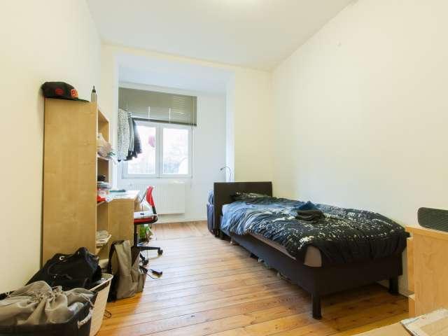 Furnished room in apartment in Saint Guidon, Brussels