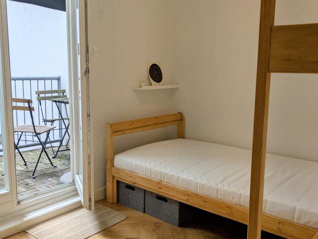 Furnished room + private balcony in Oud West