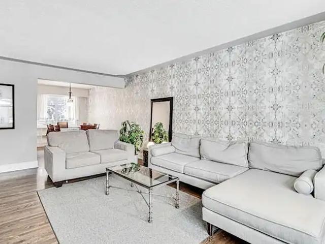 FURNISHED + RENOVATED: Quick to UofC, FH Hospital, Downtown, Malls + Great Food