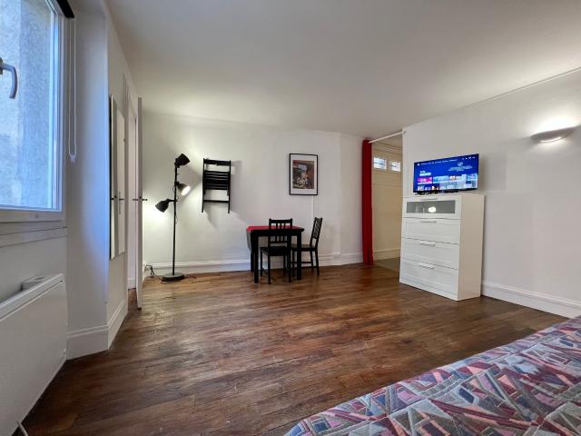 G01115 Charming Studio in the Heart of Paris: Rue Saint Honoré, Where Tradition Meets Modernity