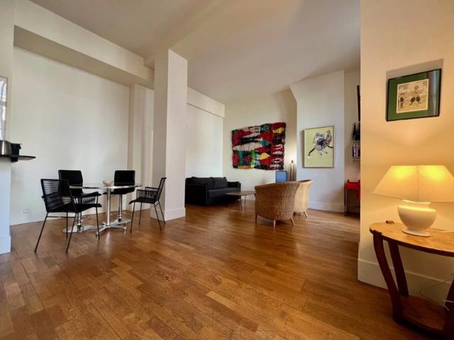 G03682 Spacieux appartement une chambre marais rambuteau