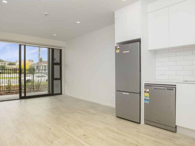 G05/165 Lake Road, Northcote, Auckland