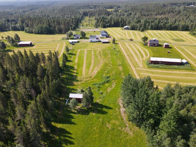 Gård till salu i Adak Tjärnberg 10 & 8 | Länsförsäkringar Fastighetsförmedling