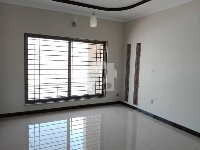 G 14/2 Upper Portion Sized 4 Marla For rent