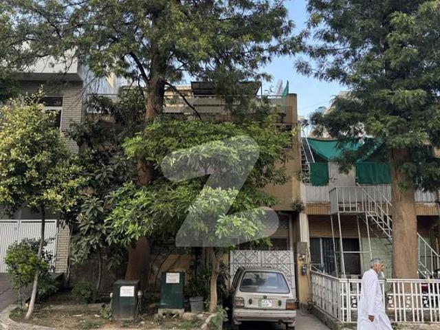 G 8 House Available For Sale G 8