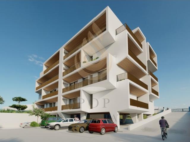 Gambelas Apartamento T2, com 2 terraços e estacionamento, em condomínio com piscina
