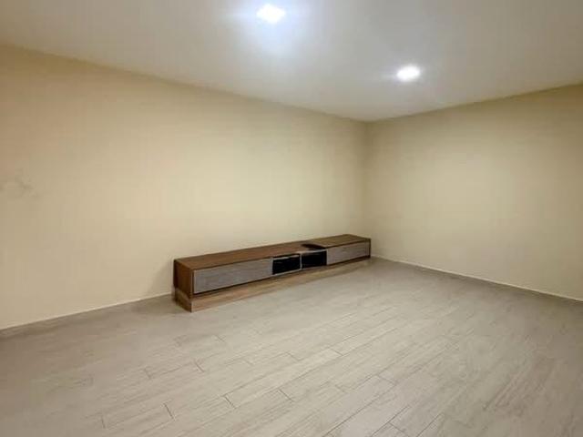 Gambir Walk D19, Semi
