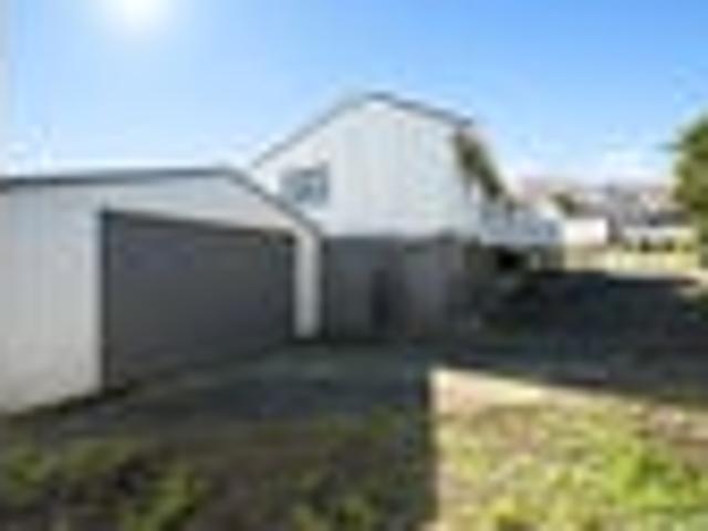 #GAMEDAY 856sqm  DOUBLE GARAGES, MUST SELL