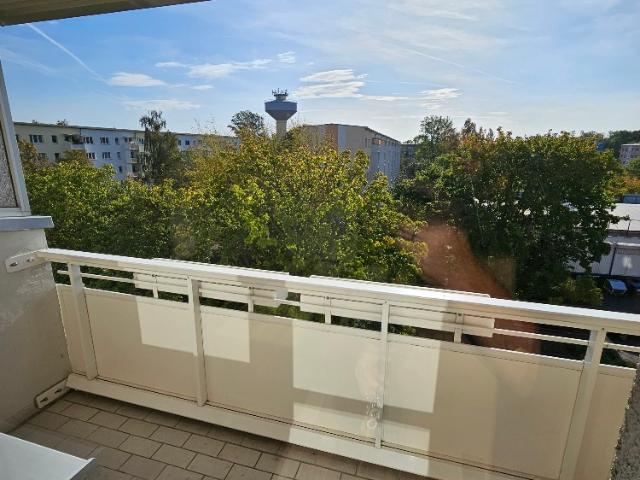 Ganz Oben wohnen! Schöne praktische 2 Raum Whg. mit Balkon und Aussicht!