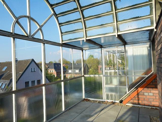 Ganz ruhig und gemütlich unterm Dach in Krefeld Bockum: 2 Zimmer Wohnung mit Wintergarten und Garage