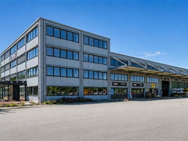 Ganzer Gebäudeteil und ca. 1'500 m² Aussenfläche verfügbar!
