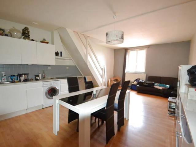 gannat centre, f2 bis de 51 m² en duplex