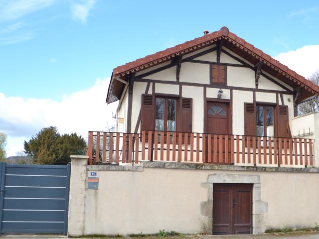 gannat, maison avec une pièce meublée