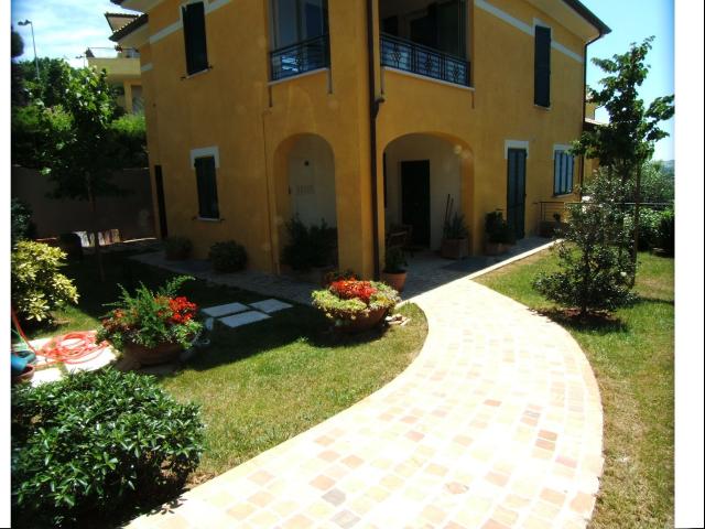 Gabicce Mare ZONA MARE AFFITTASI APPARTAMENTO COMPLETAMENTE ARREDATO CON GIARDINO PRIVATO