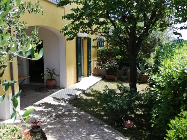 Gabicce Mare ZONA MARE AFFITTASI APPARTAMENTO COMPLETAMENTE ARREDATO CON GIARDINO PRIVATO