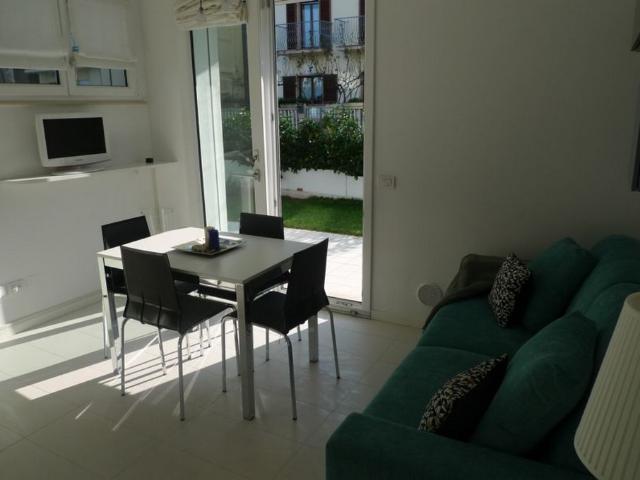 Gabicce Mare ZONA MARE AFFITTASI APPARTAMENTO COMPLETAMENTE ARREDATO CON GIARDINO PRIVATO