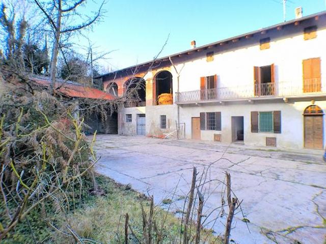 Gabiano vendesi rustico 11 vani 400 Mq