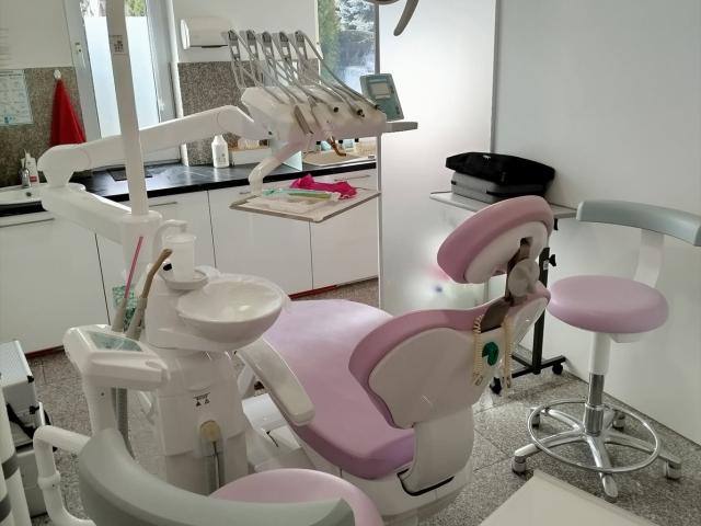 Gabinet stomatologiczny z wyposażeniem, wolnostojący, 60 m2
