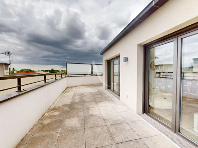 GAGNY, DERNIER ÉTAGE AVEC TERRASSE PANORAMIQUE DE 71 m², RÉSIDENCE RÉCENTE, À DEUX PAS DU RER E