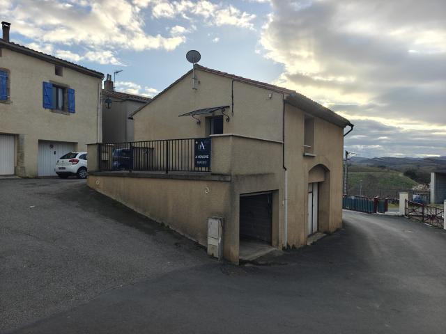 GAJA ET VILLEDIEU Ensemble immobilier comprenant un appartement T3 de 47m2 avec terrasse 2 garages