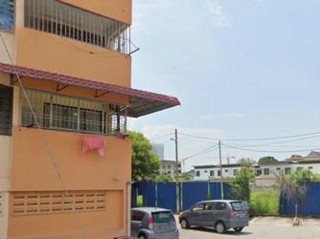 Gajah berang flat in town below value
