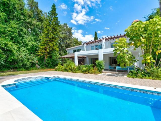 GALARDONADA AGENCIA INMOBILIARIA DE LUJO, PRECIO REDUCIDO EN VILLA RENOVADA DE CUATRO DORMITORIOS EN LAS BRISAS