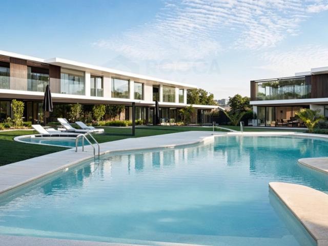 GALARDONADA AGENCIA INMOBILIARIA DE LUJO, VIDA SOFISTICADA EN SOTOGRANDE: CASA ADOSADA CONTEMPORÁNEA CON VISTAS PANORÁMICAS AL CAMPO DE GOLF Y COMODIDADES ESTILO RESORT