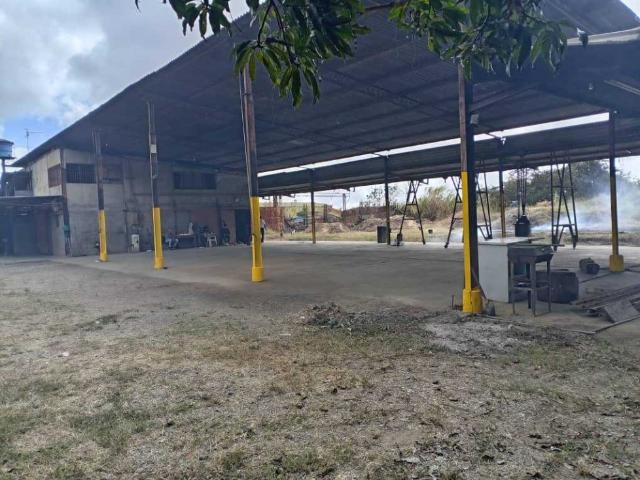 Galpón con Amplio Terreno en Mariche Caracas