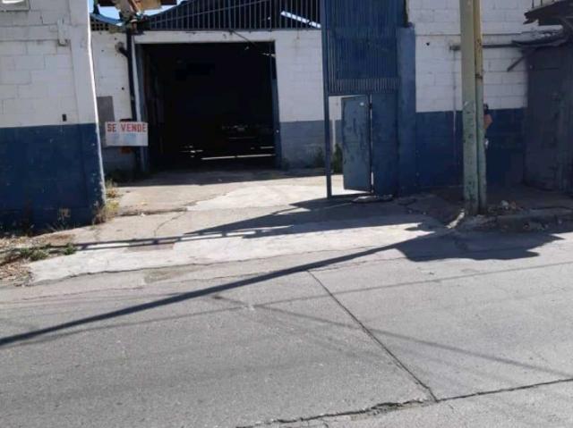 GALPON BIEN UBICADO EN LA YAGUARA 1.400 M2 a una cuadra de Av. Ppal