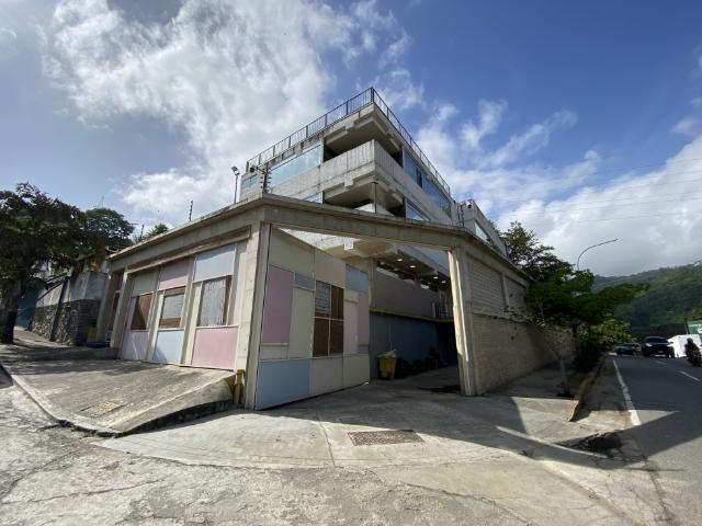 GALPON EN ALQUILER 170 M2 AV. PPAL LA GUAIRITA SANTA CLARA