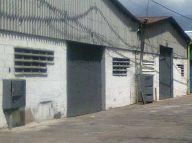 Galpón Industrial en Alquiler de 1430m² en Urb. Miranda Acceso Containers