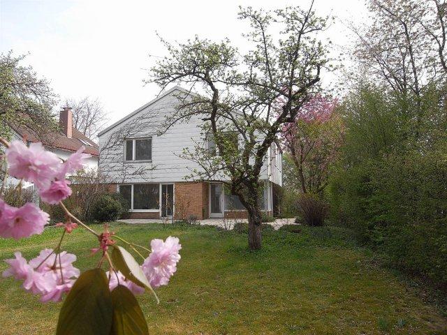 Gartenwohnung in gemütlichem Zweifamilienhaus, Terrasse und viel Grün rundum