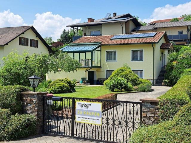 Gartenparadies: Toller Bungalow mit Wintergarten in Top Lage