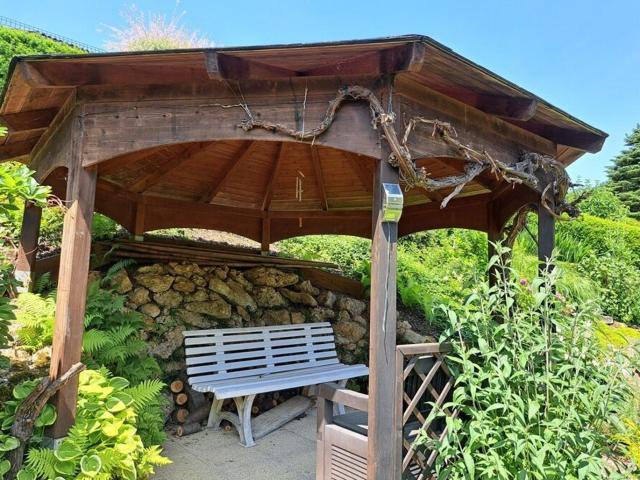 Gartenparadies: Toller Bungalow mit Wintergarten in Top Lage