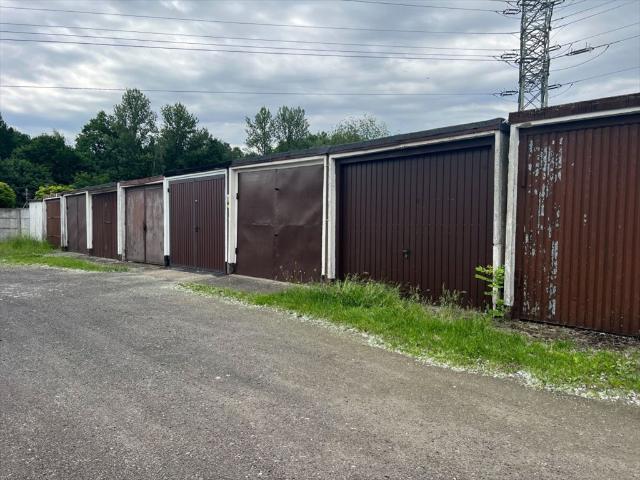 Garaż 16 m² z elektryczną bramą, stan bardzo dobry