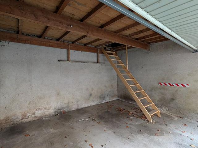 Garage + cour + mezzanine