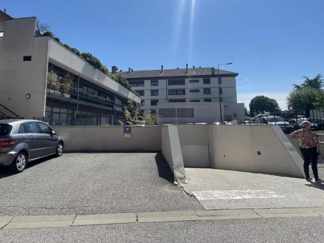 Garage Cruseilles centre louer