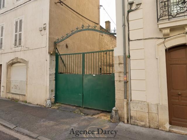 Garage à vendre à quelques pas de la place Darcy