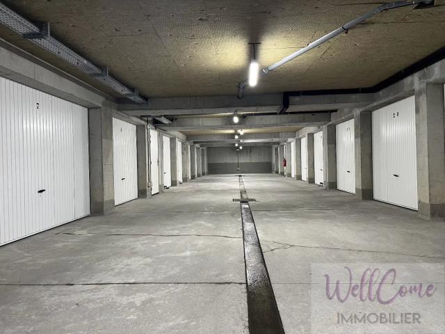 Garage à vendre au centre de la Biolle