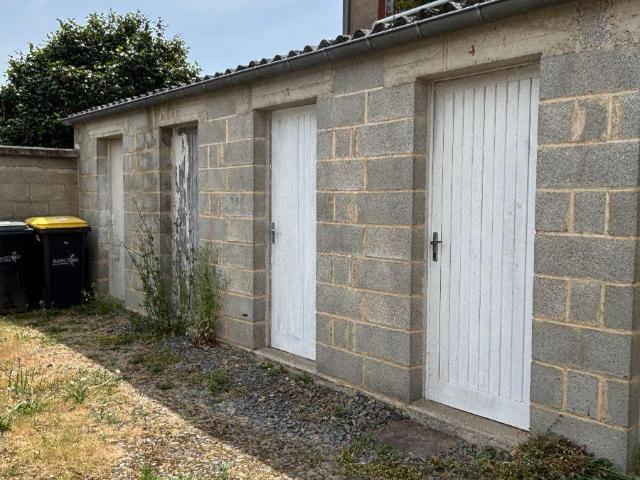 Garage à louer à Fougères, Bretagne, €