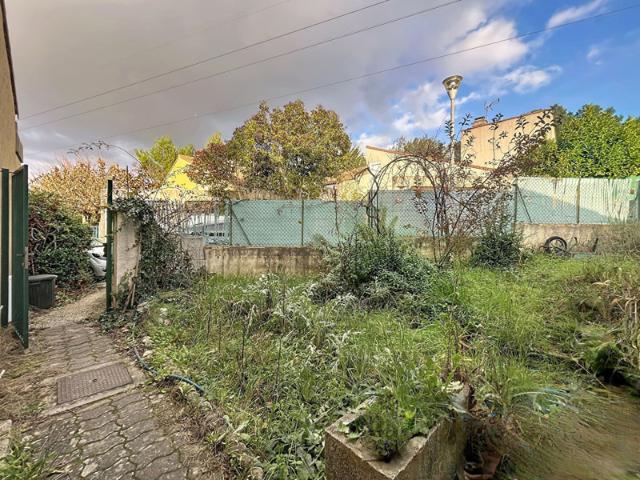 Garage attenant et jardinet privatif
