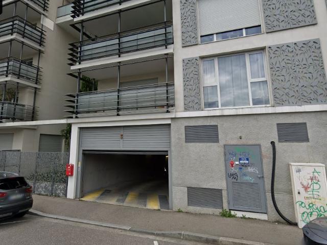 GARAGE BOX FERME EN SOUS SOL