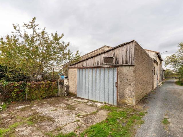 Garage, garden and parking space