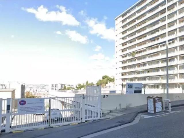 Garage grillagé