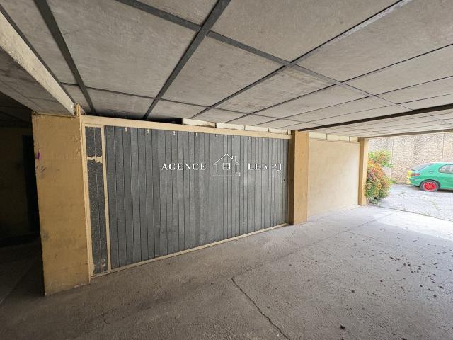 Garage double fermé