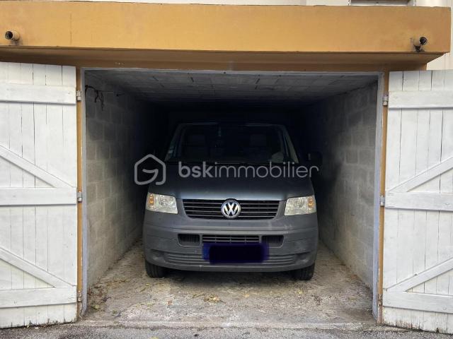 Garage dans un lotissement sécurisé avec portail Pont du Las