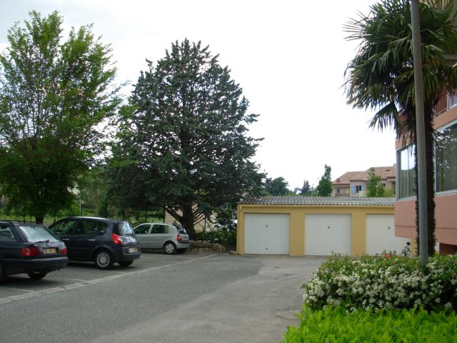 GARAGE Dans résidence